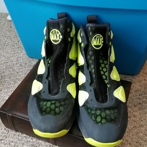 Men's neon and black air Max.